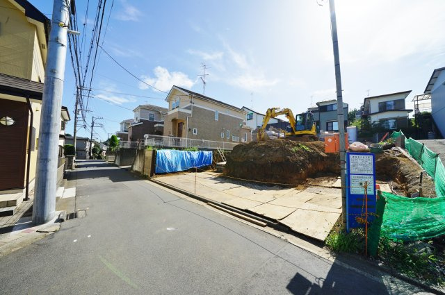 【横浜市旭区上白根２丁目61-22新築戸建て２号棟】★仲介手数料無料★（上白根小学校・旭北中学校）の前面道路含む現地写真|カースペース付きの物件です。