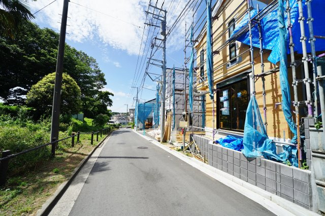 【横浜市旭区市沢町338-1新築戸建て１号棟】★仲介手数料無料★（市沢小学校・左近山中学校）の前面道路含む現地写真|環境に家計に優しいエコジョーズ採用。