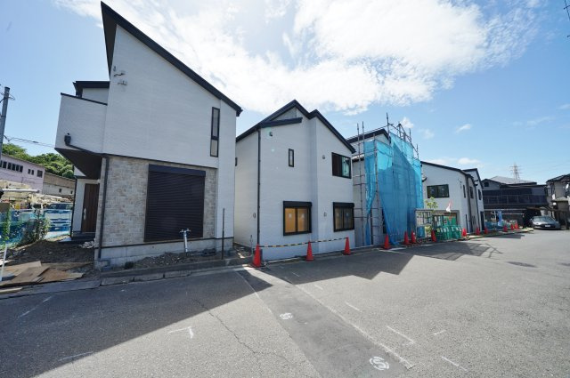 【横浜市旭区市沢町338-1新築戸建て１号棟】★仲介手数料無料★（市沢小学校・左近山中学校）の外観|バス停からは徒歩約3分の立地です。