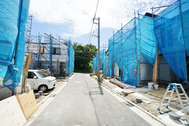 【横浜市旭区市沢町338-1新築戸建て１号棟】★仲介手数料無料★（市沢小学校・左近山中学校）の前面道路含む現地写真|周辺環境もあわせて、ぜひ現地をご覧ください！