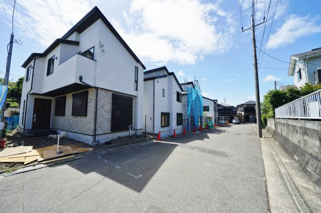 【横浜市旭区市沢町338-1新築戸建て１号棟】★仲介手数料無料★（市沢小学校・左近山中学校）の前面道路含む現地写真|お問い合わせお待ちしております。