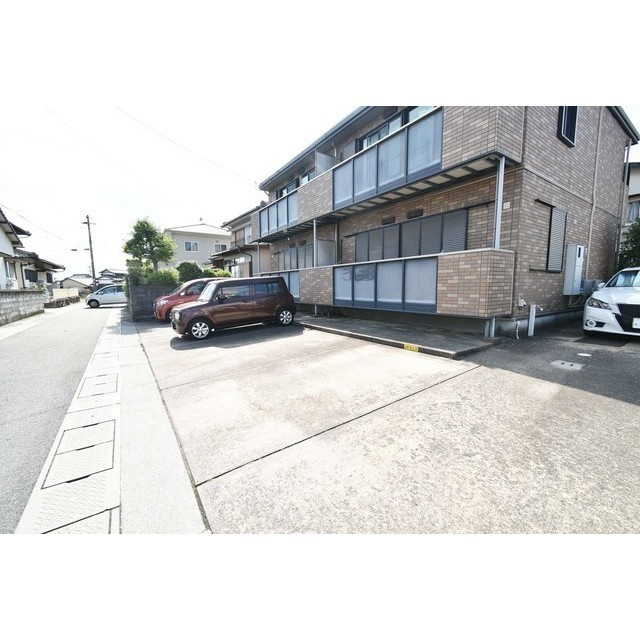 ラ・テール参番館の駐車場