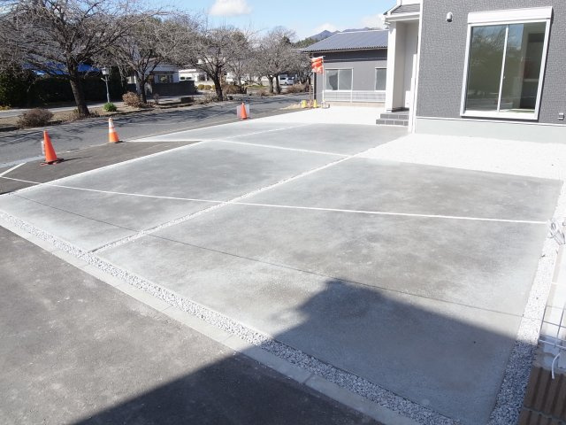 新築　渋川市白井第2　Livele Garden.S　1号棟の駐車場|現地写真　 駐車スペース広々！4台置けます♪					
