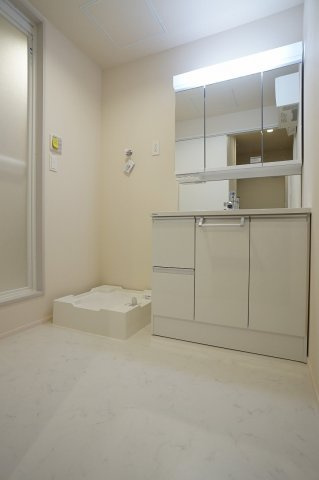 【洗面所】 | ウルメゾン | 独立洗面所内の洗髪洗面化粧台と洗濯機置き場です