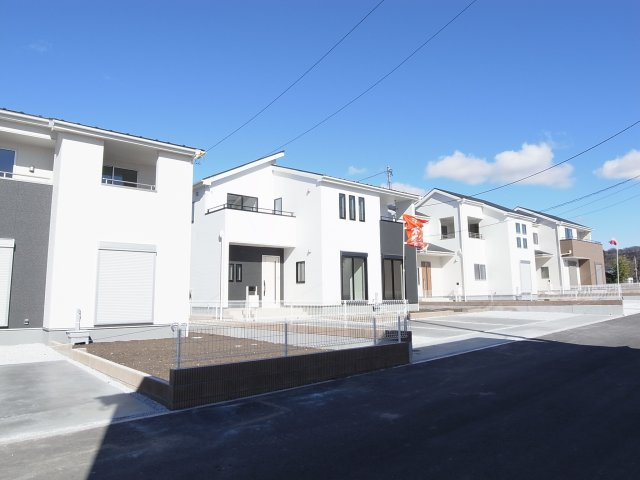 新築　渋川市白井第2　Livele Garden.S　2号棟の前面道路含む現地写真|南側接道幅員約6ｍ