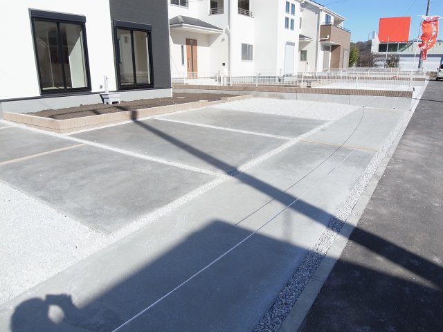 新築　渋川市白井第2　Livele Garden.S　2号棟の駐車場|現地写真　 駐車スペース広々！並列4台置けます♪					
