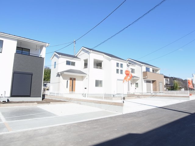新築　渋川市白井第2　Livele Garden.S　3号棟の前面道路含む現地写真|南側接道幅員約6ｍ