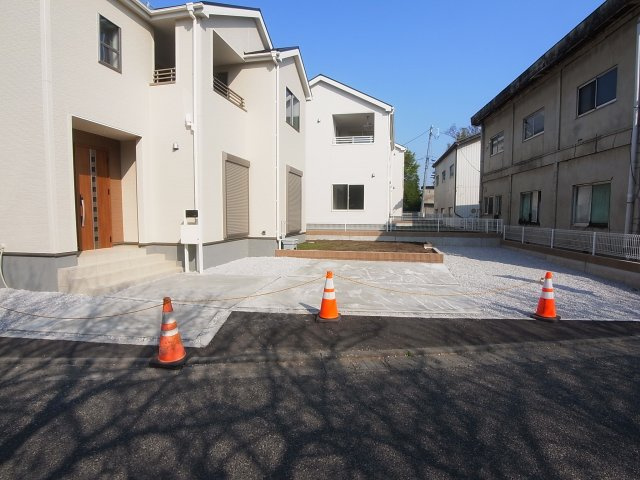 新築　渋川市白井第2　Livele Garden.S　8号棟の駐車場|現地写真　 駐車スペース広々！4台置けます♪					

