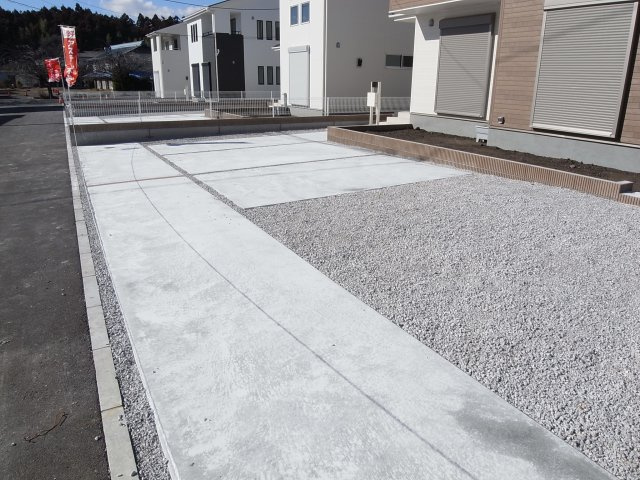 新築　渋川市白井第2　Livele Garden.S　4号棟の駐車場|現地写真　 駐車スペース広々！並列4台置けます♪					
