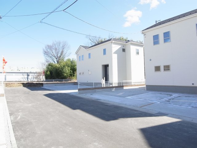 新築　渋川市白井第2　Livele Garden.S　5号棟の前面道路含む現地写真|北側接道幅員約6ｍ