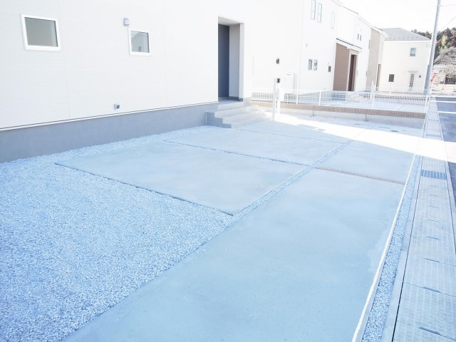 新築　渋川市白井第2　Livele Garden.S　5号棟の駐車場|現地写真　 駐車スペース広々！並列4台置けます♪					
