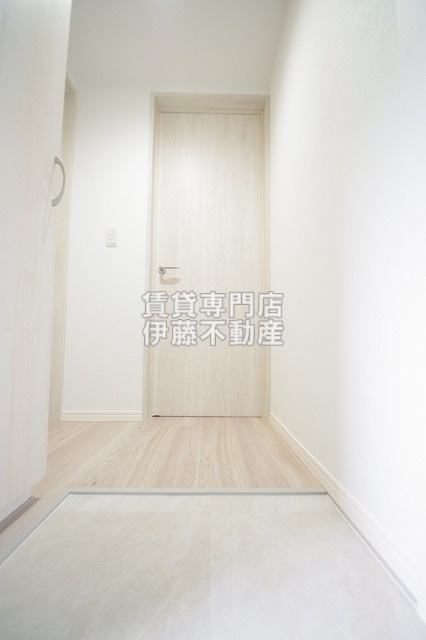 CRASTINE上飯田東町4丁目の玄関