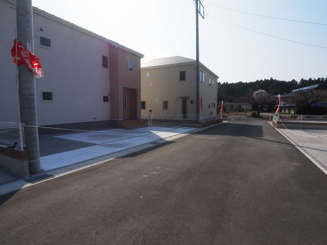 新築　渋川市白井第2　Livele Garden.S　7号棟の前面道路含む現地写真|北側接道幅員約6ｍ