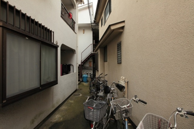 【外観】 | コーポマラドーナ | 奥まった立地です。