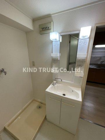 メゾンベルクレール中津の洗面所|明るい洗面所です