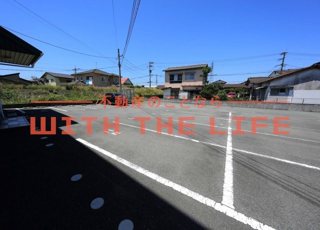サンマリノ津福【キャッシュバック対象物件】の駐車場|車をお持ちの方に嬉しい駐車場付きの物件です