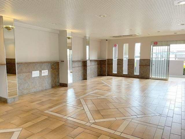 ドラゴンマンション金町弐番館のエントランス|リフォーム済み中古マンション！広々ルーフバルコニー！