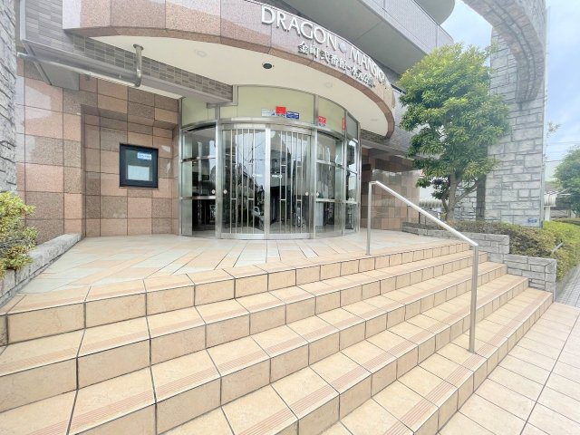 ドラゴンマンション金町弐番館のエントランス|エントランス前の写真になります。
