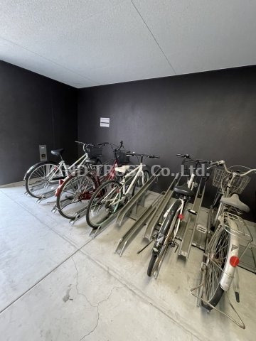 グランカリテ天神橋のその他共用部分|屋根付き駐輪場です