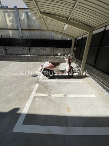 グランカリテ天神橋の駐車場|バイク駐輪場です