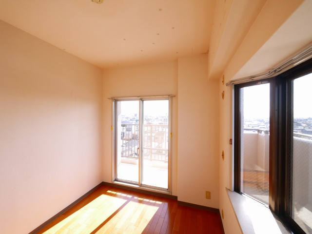 奈良瓦堂町スカイマンションの洋室|落ち着いた色調の洋室です