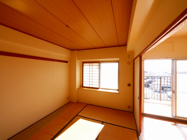 奈良瓦堂町スカイマンションの和室|共用廊下