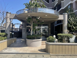 【外観】 | 下山門駅まで徒歩15分。徒歩1分のバス停からバスも出ています。学校も近く、徒歩圏内に買い物施設が充実している便利な立地です。敷地内駐車場に空きがあるので、車をお持ちの方でも安心ですね♪