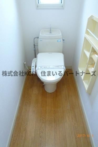 コーポリベールのトイレ|落ち着いた色調のトイレです