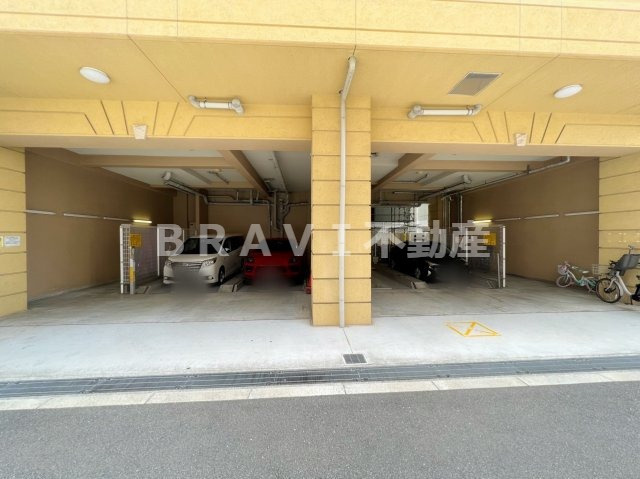 セントファミーユ上本町　BRAVI不動産の駐車場|【セントファミーユ上本町】駐車場があるので、車を買う予定の方も安心です