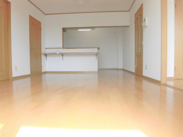 ロイヤル芝原南館の居間・リビング