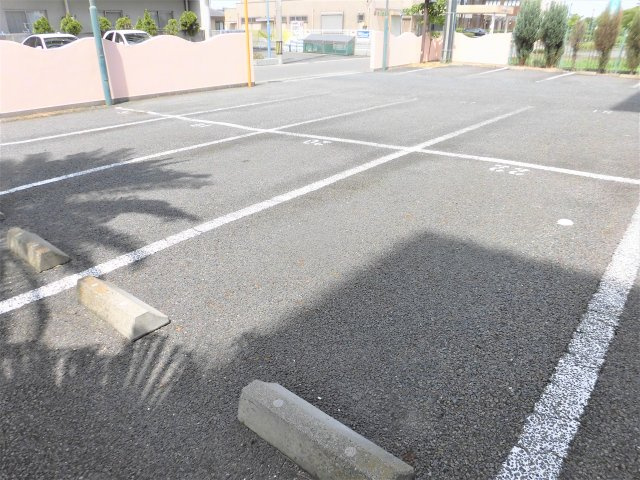 ロイヤル芝原南館の駐車場