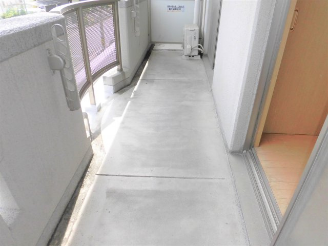 ロイヤル芝原北館のバルコニー