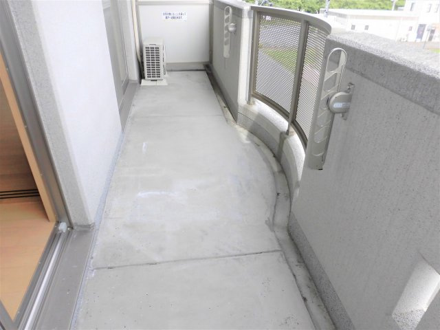 ロイヤル芝原北館のバルコニー