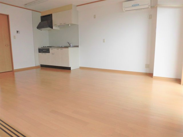 ロイヤル芝原北館の居間・リビング