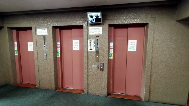 日商岩井菫橋ハイツのその他共用部分|エレベーターが3基あり、混雑時もスムーズに利用できます。