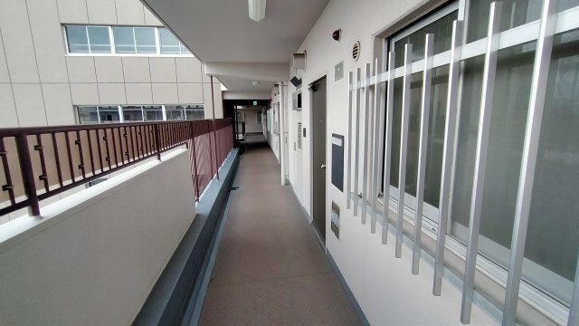 日商岩井菫橋ハイツのその他共用部分|玄関前通路です♪