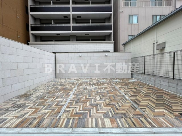 ボーベル玉造　BRAVI不動産の駐車場|【ボーベル玉造】駐車場があるので、車を買う予定の方も安心です