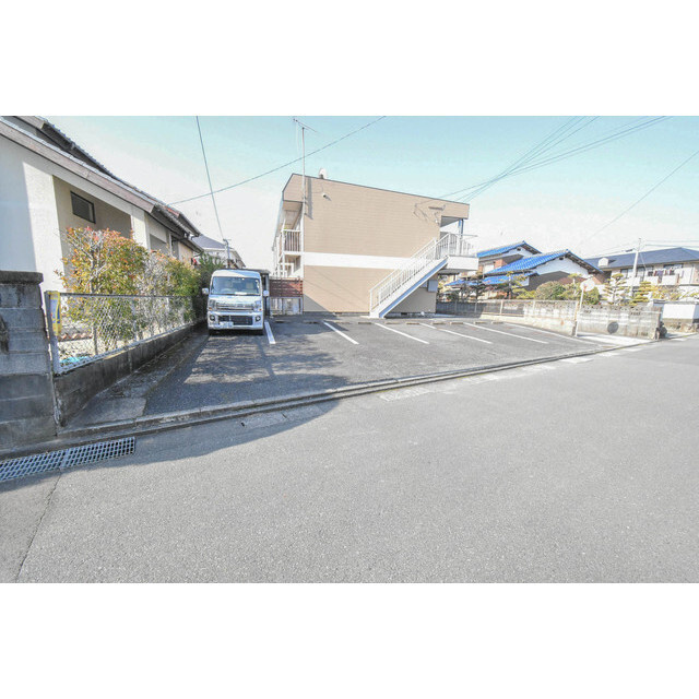 レピュート平田の駐車場
