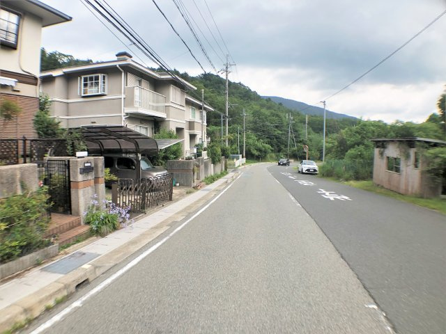 ◆平成４年パナホーム施工の軽量鉄骨造４ＬＤＫ◆南向きで間口が広く陽当たり良好◆亀岡市畑野町千ケ畑高橋の前面道路含む現地写真|前面道路含む現地