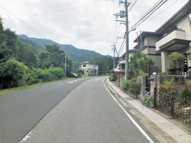 ◆平成４年パナホーム施工の軽量鉄骨造４ＬＤＫ◆南向きで間口が広く陽当たり良好◆亀岡市畑野町千ケ畑高橋の前面道路含む現地写真|前面道路含む現地