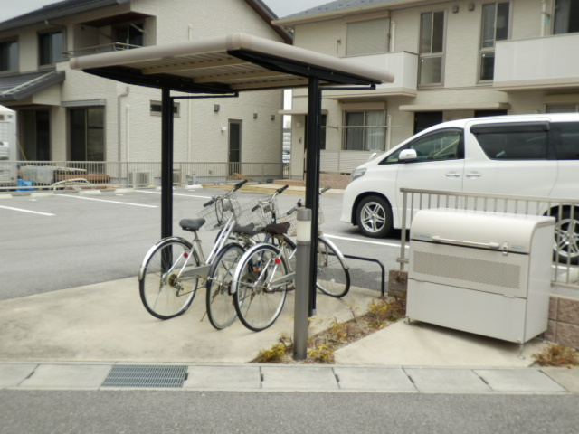 ボノール・ツネのその他共用部分|屋根付き駐輪場です