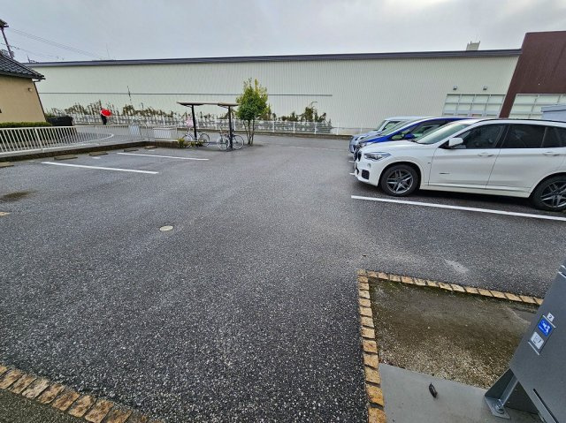 ボノール・ツネの駐車場|平面式の駐車場です