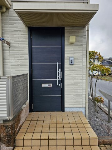 ボノール・ツネのエントランス|1階に玄関があります。