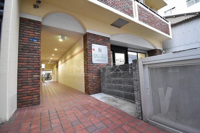 ドゥエリング上汐のエントランス