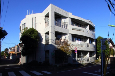 【外観】 | ぐらんそれいゆ | お洒落なコンクリート打ちっぱなしの外観です。