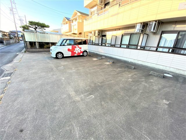 プラージュKの駐車場