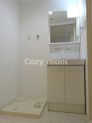 【洗面所】 | アールエスフラッツ | 独立洗面台と室内洗濯機置き場です