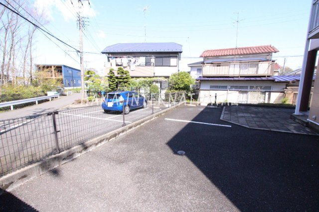 レオパレス鶴舞の駐車場