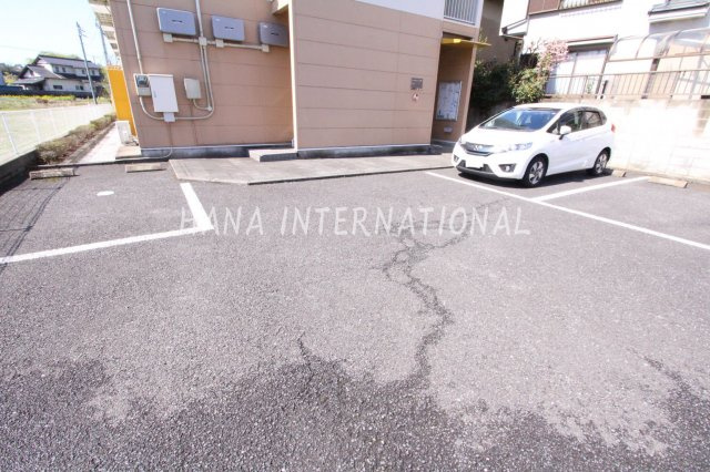 レオパレス翁樹の駐車場