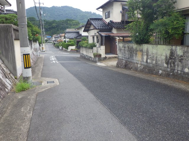 売土地　くすの木台の前面道路含む現地写真